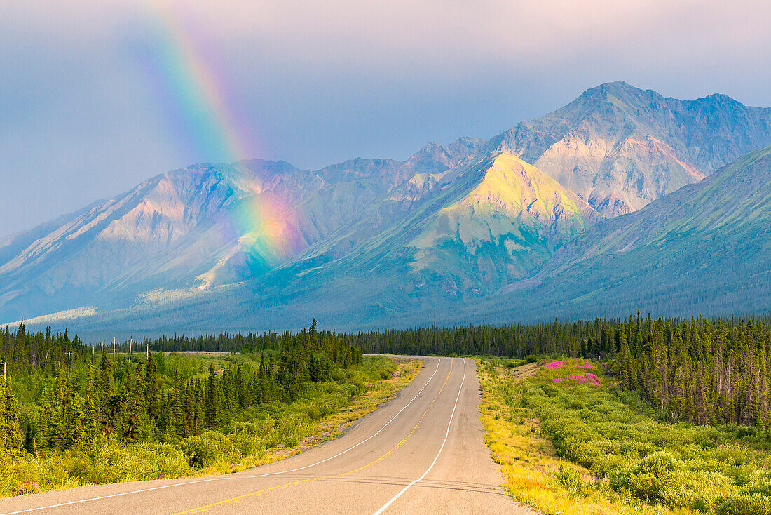 Regenbogen über dem Highway Richtung Kluane Lake, Yukon, Kanada