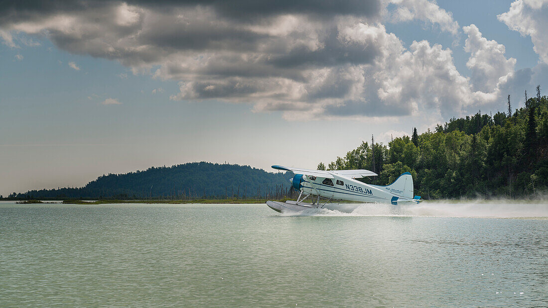 Wasserflugzeug in der Tuxedni Bay, Lake-Clark-Nationalpark, Alaska, USA