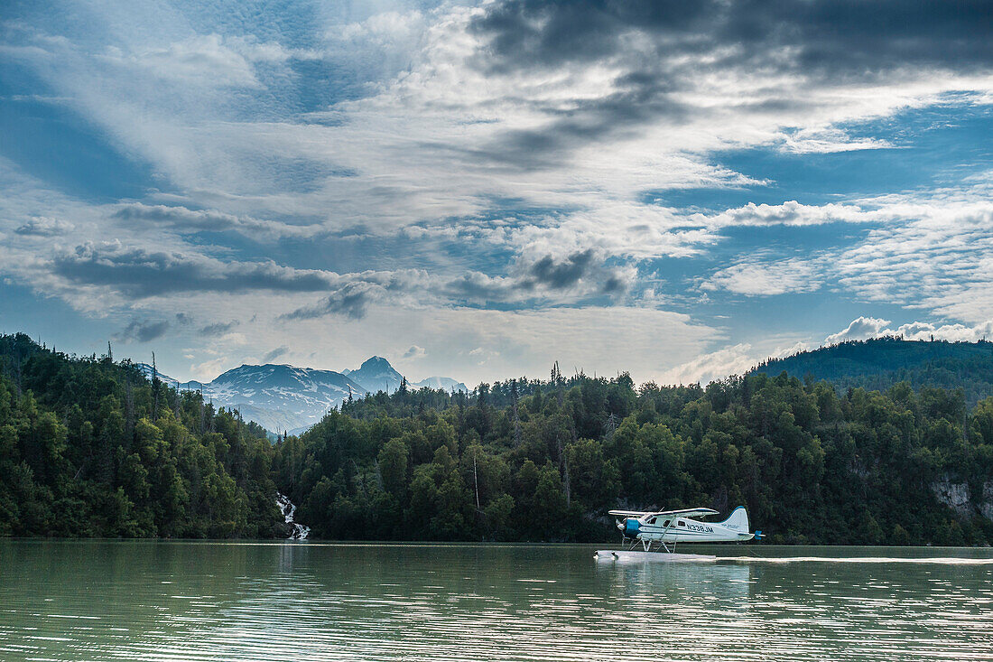 Seaplane in the Tuxedni Bay, Lake-Clark-Nationalpark, Alaska, USA