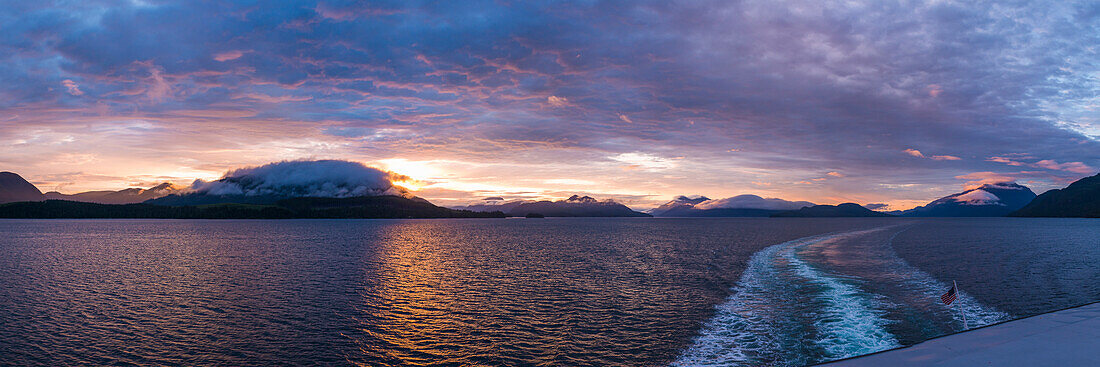 Sonnenuntergang auf der Inside Passage in der Nähe von Vancouver Island, Kanada