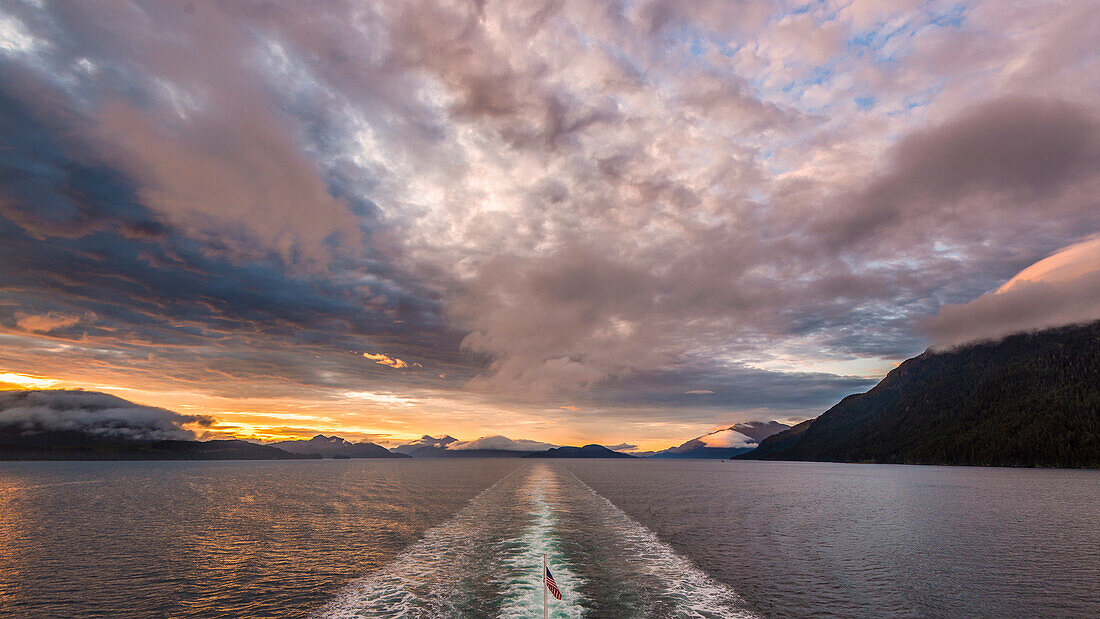 Sonnenuntergang auf der Inside Passage in der Nähe von Vancouver Island, Kanada