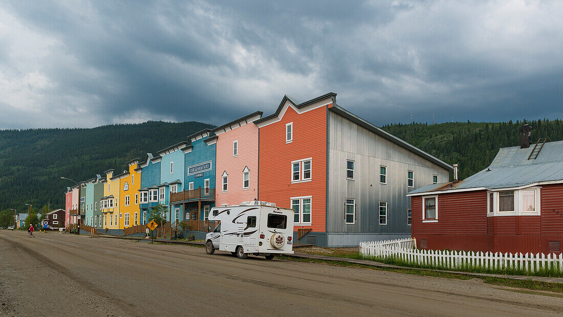 Die bunten Fassaden von Dawson City, Yukon, Kanada