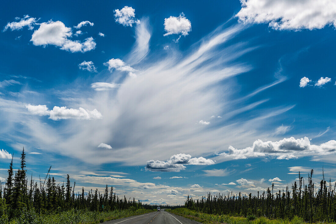 Wolke über dem Alaska Higway, Alaska, USA