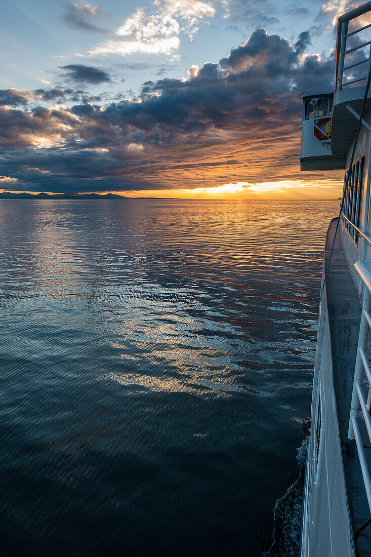 Sonnenuntergang auf der Inside Passage bei Bellingham, Washington State, USA