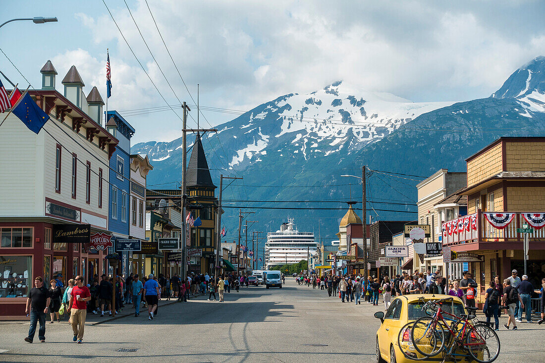 Kreuzfahrtschiff hinter den Fassaden von  Skagway, Alaska, USA