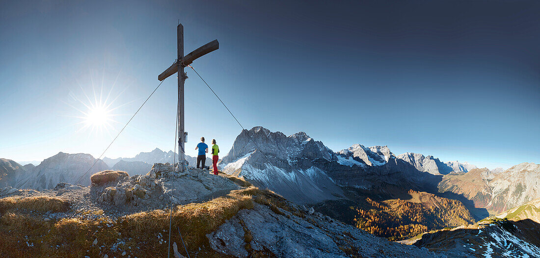 2 Wanderinnen, Gipfelkreuz,  Hahnkampl, dahinter Lamsenspitze , Östliches Karwendelgebirge, Tirol, Österreich