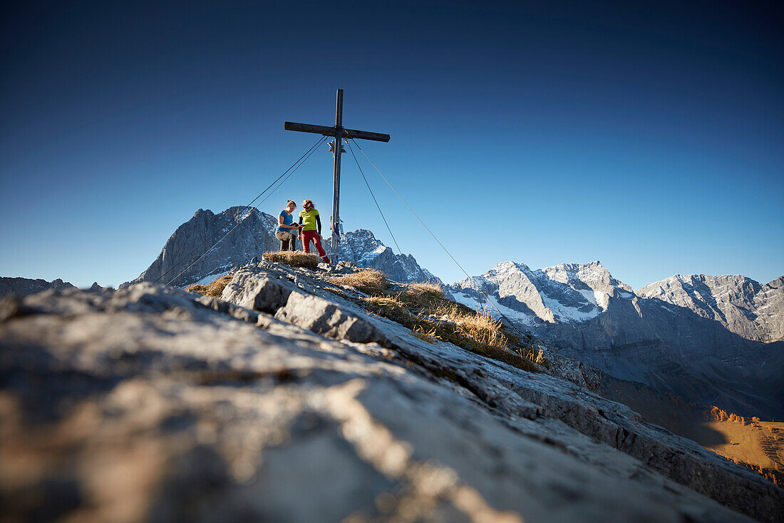 2 Wanderinnen, Gipfelkreuz,  Hahnkampl, dahinter Lamsenspitze , Östliches Karwendelgebirge, Tirol, Österreich