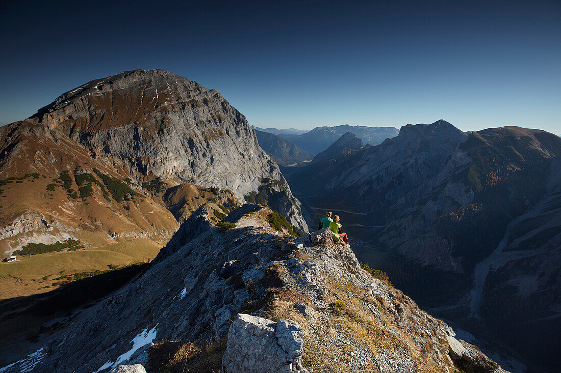 2 Wanderinnen am  Hahnkampl, darunter Falzthurntal , Östliches Karwendelgebirge, Tirol, Österreich