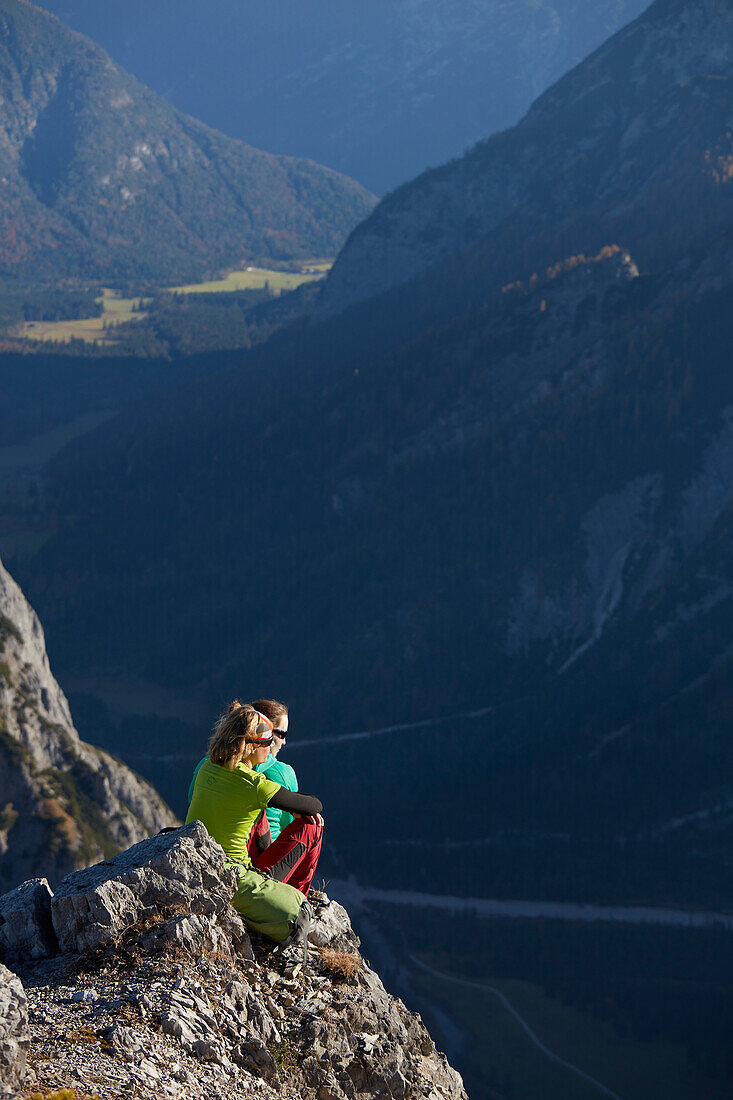 2 Wanderinnen am  Hahnkampl, darunter Falzthurntal , Östliches Karwendelgebirge, Tirol, Österreich