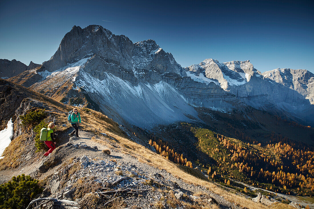 2 Wanderinnen, Aufstieg zum Hahnkampl, dahinter Lamsenspitze , Östliches Karwendelgebirge, Tirol, Österreich