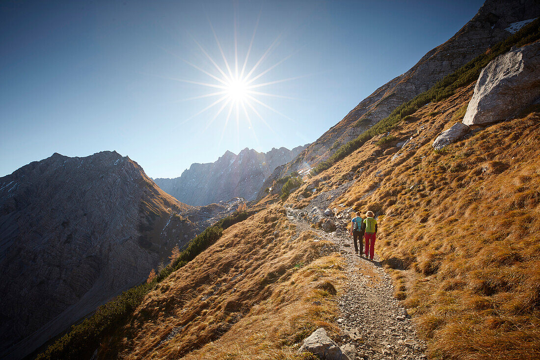 2 Wanderinnen, auf dem Weg zum Lamsenjoch , Östliches Karwendelgebirge, Tirol, Österreich