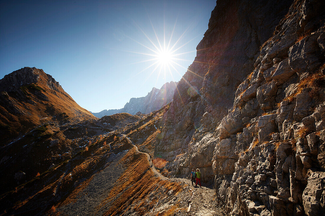 2 Wanderinnen, auf dem Weg zum Lamsenjoch, dahinter Schafjöchl (li) , Östliches Karwendelgebirge, Tirol, Österreich