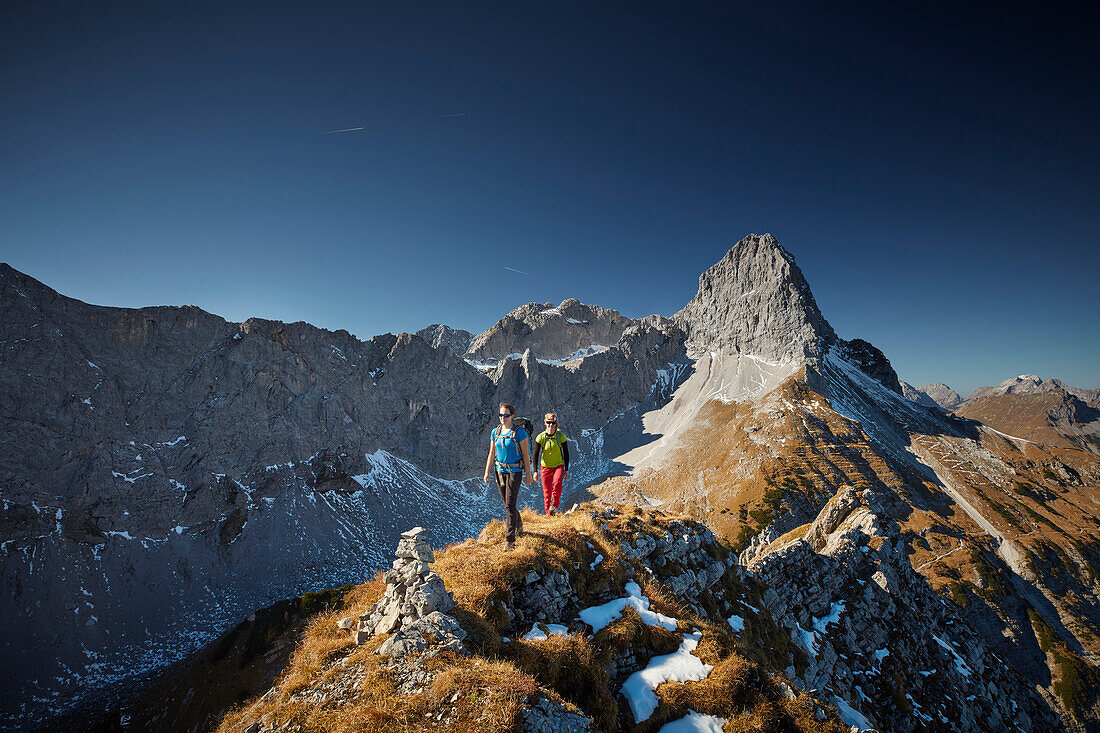 two women on the ridge of Schafjoechl, Lamsenspitze in the back,  Eastern Karwendel Range, Tyrol, Austria