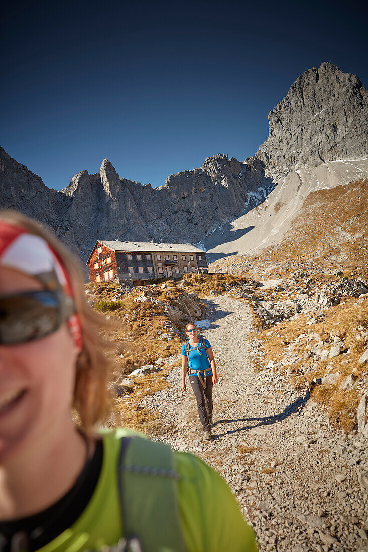 2 Wanderinnen, Lamsenjochhütte (geschlossen), dahinter Lamsenjoch , Östliches Karwendelgebirge, Tirol, Österreich