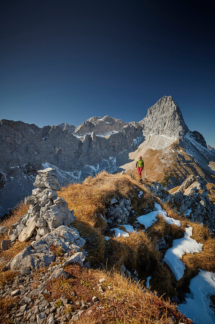 Bergsteigerin am Grat des Schafjöchl, dahinter Lamsenjoch , Östliches Karwendelgebirge, Tirol, Österreich