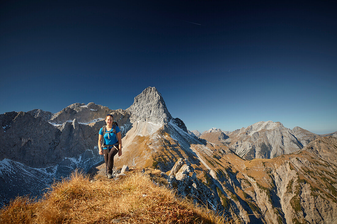 Wanderin Grat am Schafjöchl, dahinter Lamsenspitze, Östliches Karwendelgebirge, Tirol, Österreich