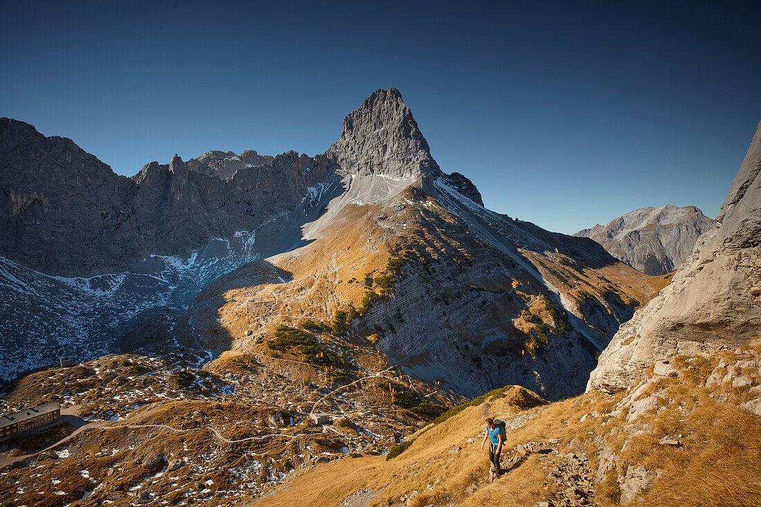 Wanderin, am Schafjöchl, dahinter Lamsenjoch , Östliches Karwendelgebirge, Tirol, Österreich