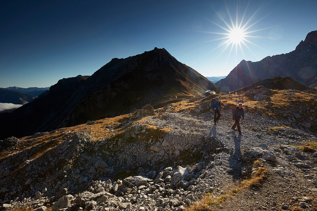 Wanderer auf dem Weg zur Lamsenspitze, dahinter Schafjöchl , Lamsenjoch, Östliches Karwendelgebirge, Tirol, Österreich