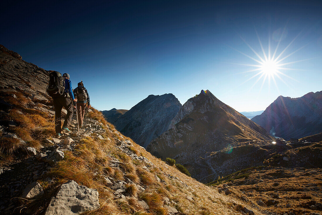 Wanderer auf dem Weg zur Lamsenspitze, dahinter Schafjöchl , Lamsenjoch, Östliches Karwendelgebirge, Tirol, Österreich