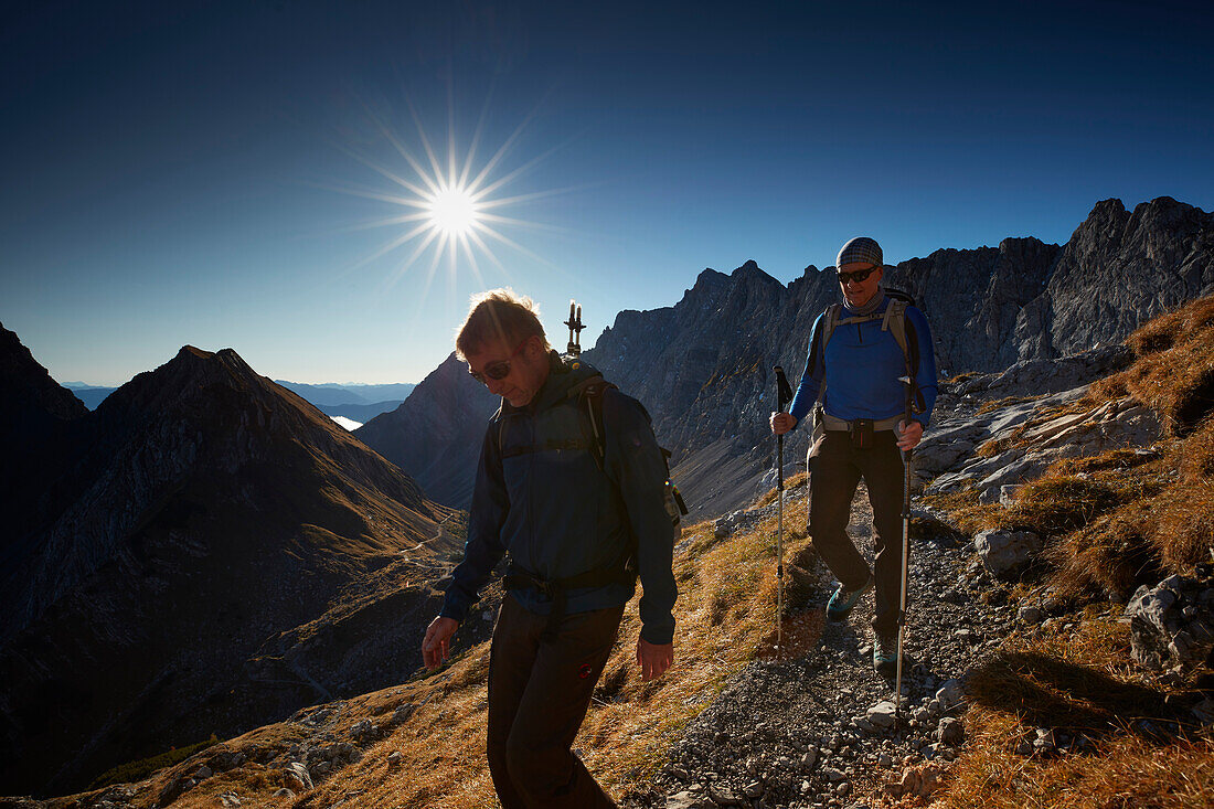 Wanderer auf dem Weg von der Lamsenspitze, dahinter Schafjöchl und Stallental , Lamsenjoch, Östliches Karwendelgebirge, Tirol, Österreich