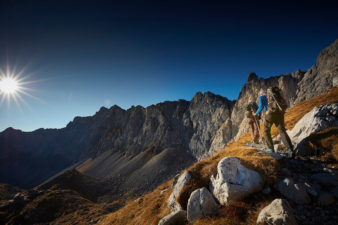 Wanderer auf dem Weg zur Lamsenspitze, dahinter Lamsenjochhütte und Stallental , Lamsenjoch, Östliches Karwendelgebirge, Tirol, Österreich