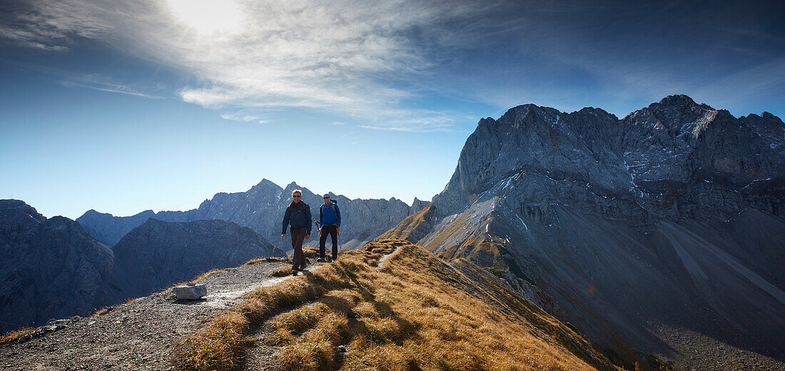 Wanderer auf dem Weg zum Sonnjoch, dahinter Lamsenspitze , Östliches Karwendelgebirge, Tirol, Österreich