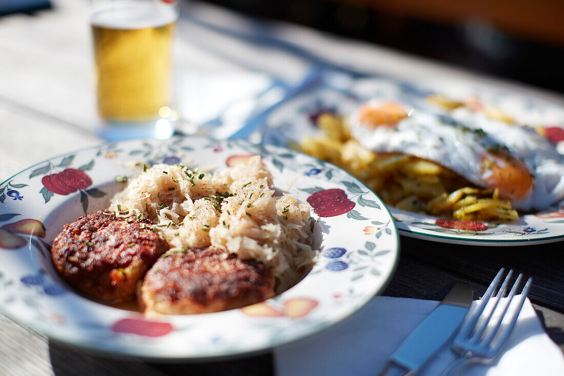 Kaspressknödel und Bratkartoffeln mit Ei auf der Plumsjochhütte , Östliches Karwendelgebirge, Tirol, Österreich