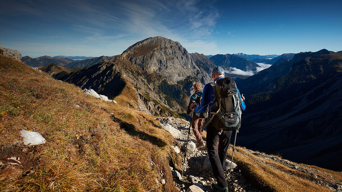Wanderer auf dem Weg zum Sonnjoch Falzthurntal unter Wolken , Östliches Karwendelgebirge, Tirol, Österreich