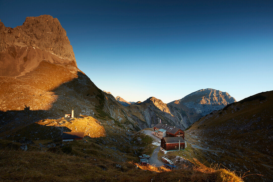 Lamsenjochhütte mit Lamsenspitze(li) und Sonnjoch (re)Sonnenaufgang am Lamsenjoch, Blick ins Stallental , Östliches Karwendelgebirge, Tirol, Österreich