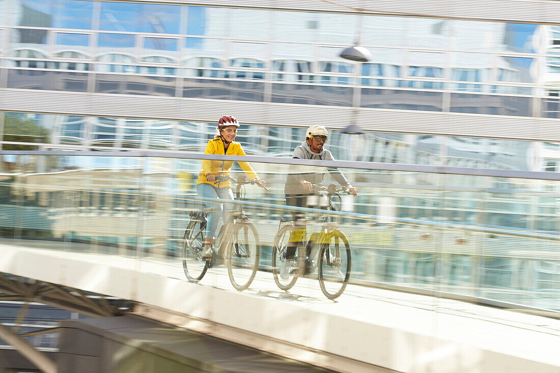 junge Frau und junger Mann Paar auf eBikes in der Stadt, München, Bayern, Deutschland