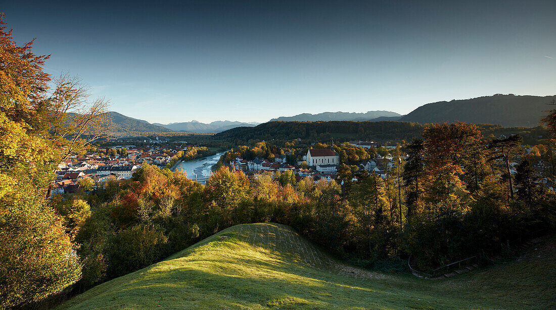 Blick vom Kalvarienberg auf Bad Tölz und die Isar, Isar, Bayern, Deutschland