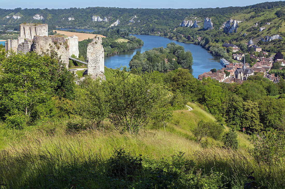 the seine and the village of le petit-andely, the medieval fortress of chateau gaillard built by the english king richard the lionhearted in 1198, les andelys, eure (27), normandy, france