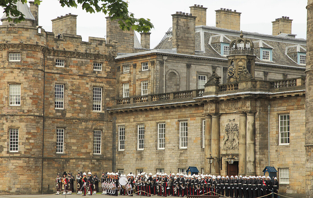 UK, Scotland, Edinburgh, Palace of Holyroodhouse, guard, military band