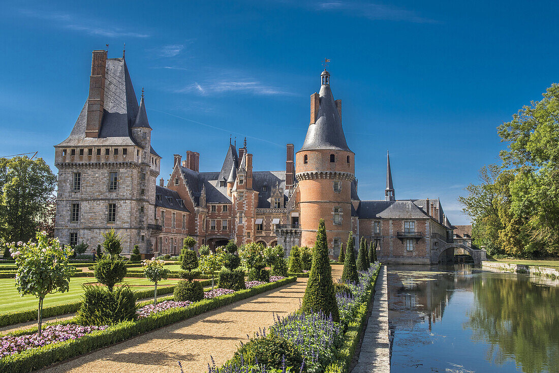 France, Centre Val de Loire, Eure et Loir, Chateau de Maintenon and French formal garden