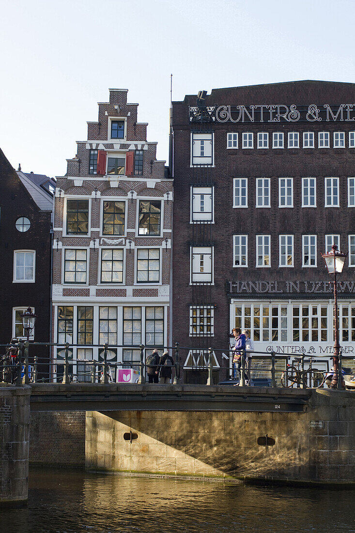 Netherlands, Amsterdam, Centrum, bridge at the angle of the Prisengracht and Egelantiersgracht canals.