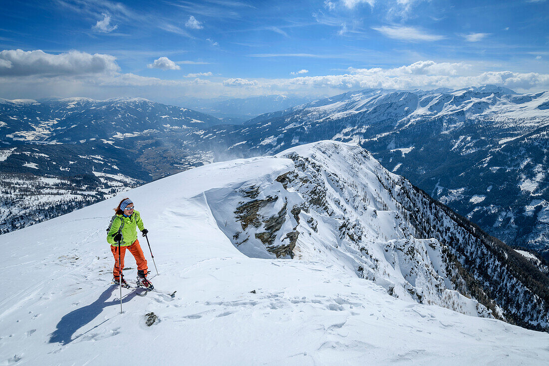 Frau auf Skitour steigt zum Faschauereck auf, Faschaunereck, Ankogelgruppe, Hohe Tauern, Kärnten, Österreich
