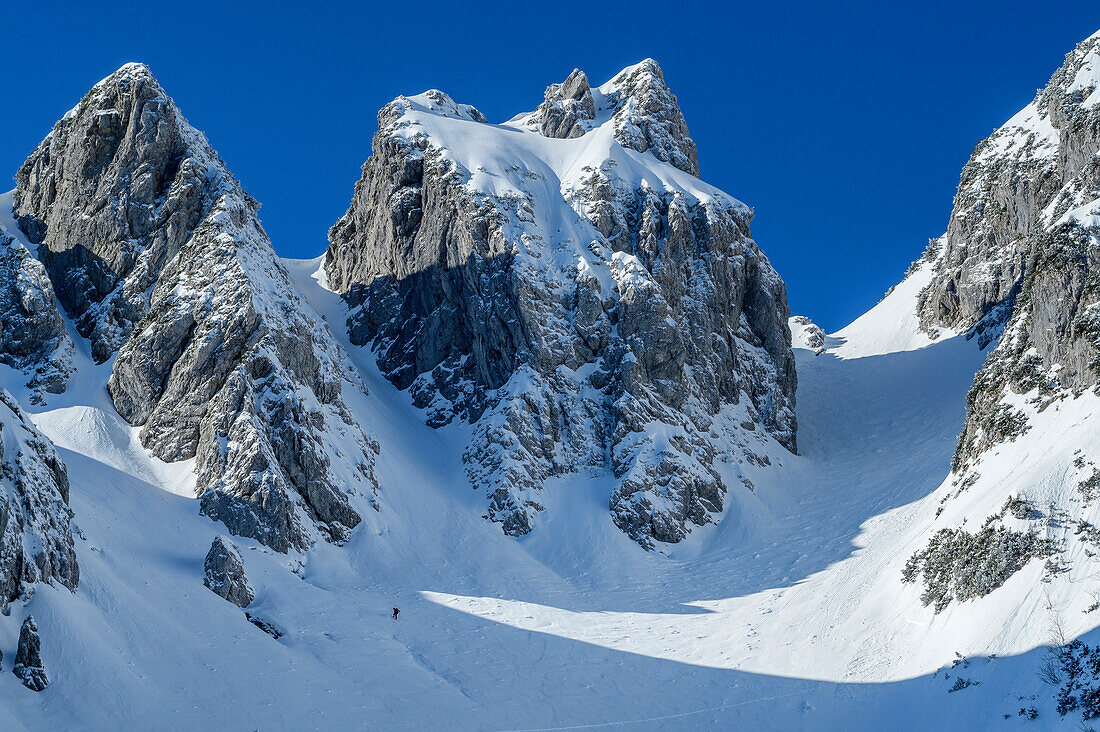 View towards snow-covered cirque at Zwiesel, Zwiesel, Chiemgau Alps, Chiemgau, Upper Bavaria, Bavaria, Germany
