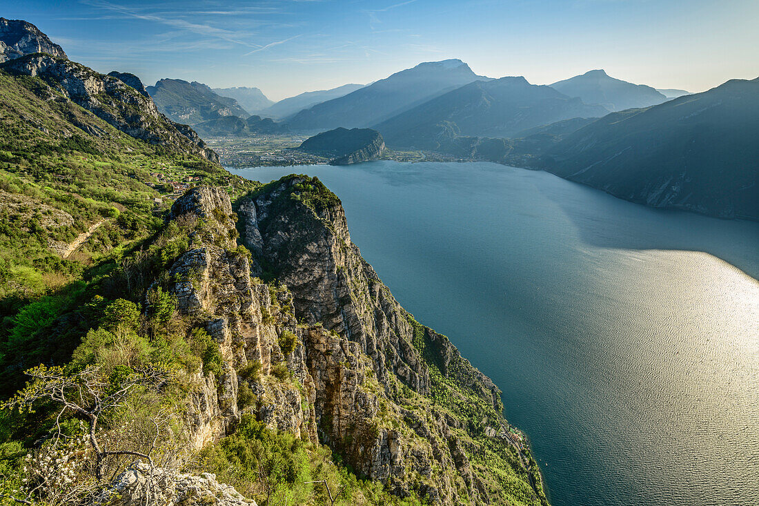 Tiefblick auf Gardasee und Gardaseeberge, Pregasina, Gardasee, Gardaseeberge, Trentino, Italien