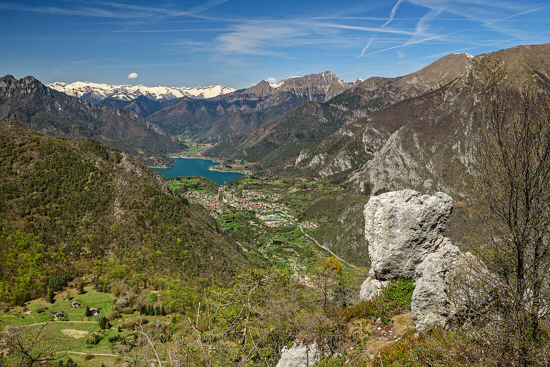 Blick auf Lago di Tenno und Adamellogruppe, Gardasee, Gardaseeberge, Trentino, Italien