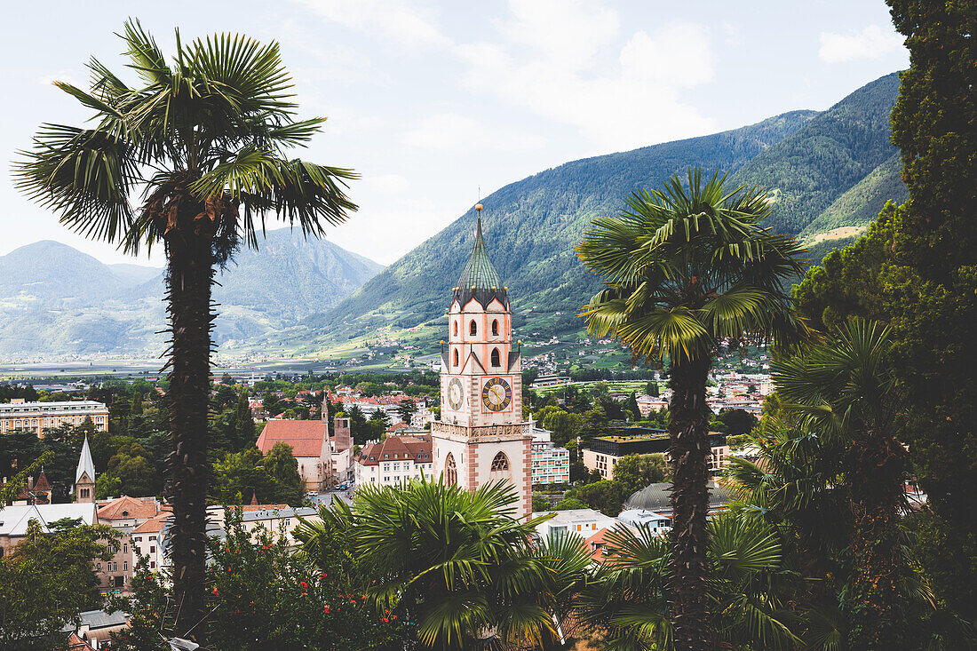 Kirchturm von Meran mit Palmen im Vordergrund, E5, Alpenüberquerung, 6. Etappe,Vent, Niederjochbach,Similaun Hütte, Schnalstal,   Vernagt Stausee,Meran