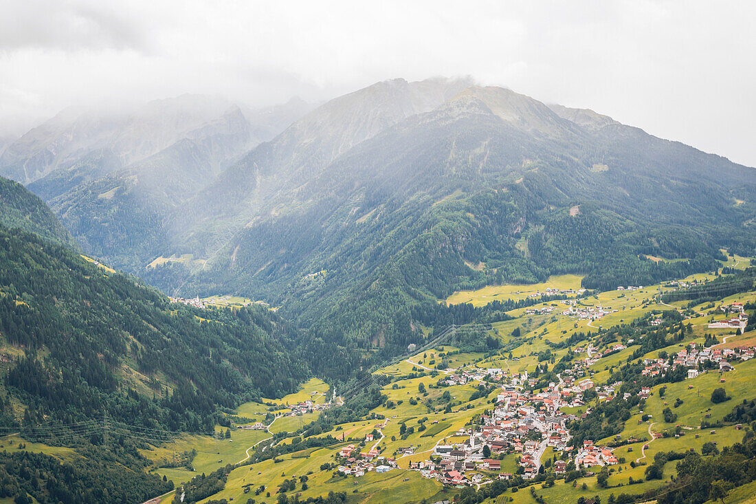 Panoramablick über ein Bergdorf,E5, Alpenüberquerung, 4. Etappe, Skihütte Zams, Pitztal, Lacheralm, Wenns, Gletscherstube,  Österreich, Zams zur Braunschweiger Hütte