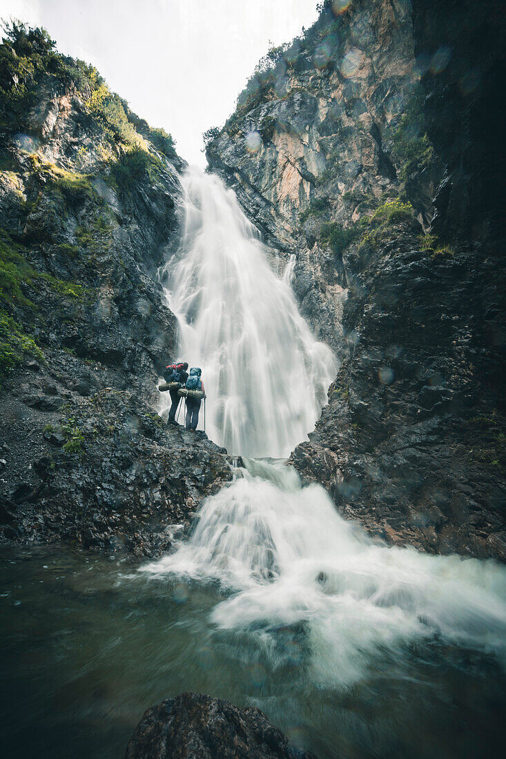 Wanderer vor dem Simms Wasserfall, E5, Alpenüberquerung, 2. Etappe, Lechtal, Holzgau, Tirol, Österreich, Kemptner Hütte zur Memminger Hütte