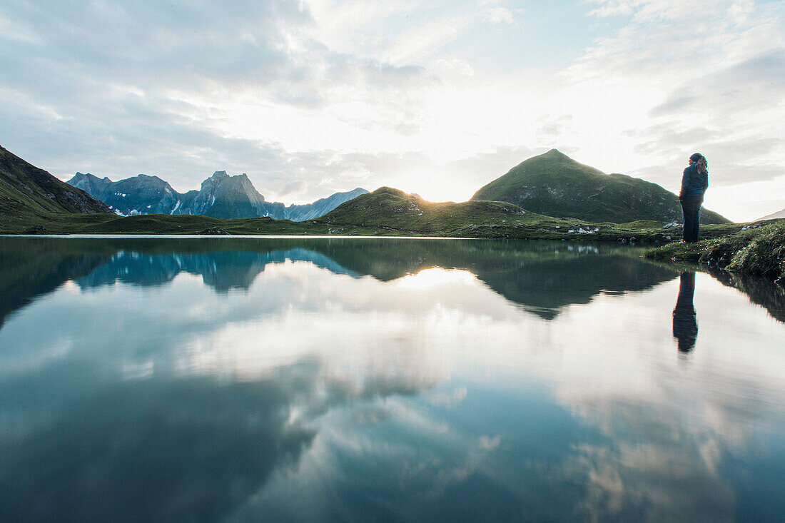 Bergsteigerin genießt die Aussicht am Seewisee,E5, Alpenüberquerung, 2. Etappe, Lechtal, Holzgau, Tirol, Österreich, Kemptner Hütte zur Memminger Hütte