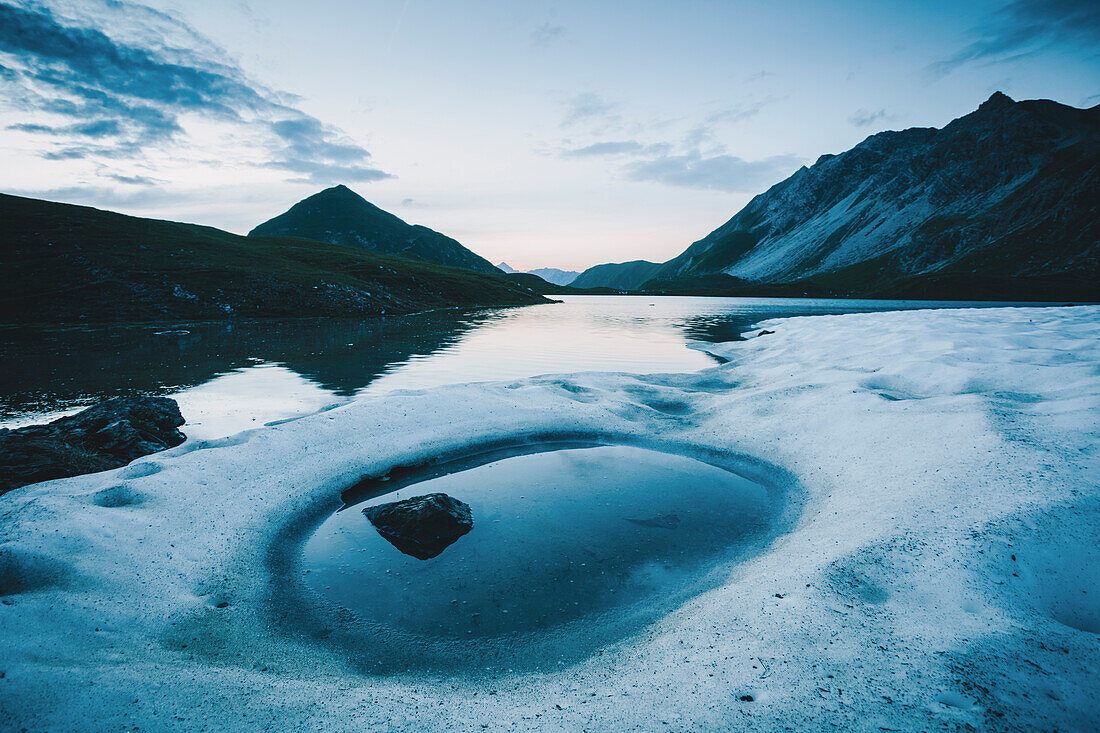 Eisschollen im Seewisee,E5, Alpenüberquerung, 2. Etappe, Lechtal, Holzgau, Tirol, Österreich, Kemptner Hütte zur Memminger Hütte