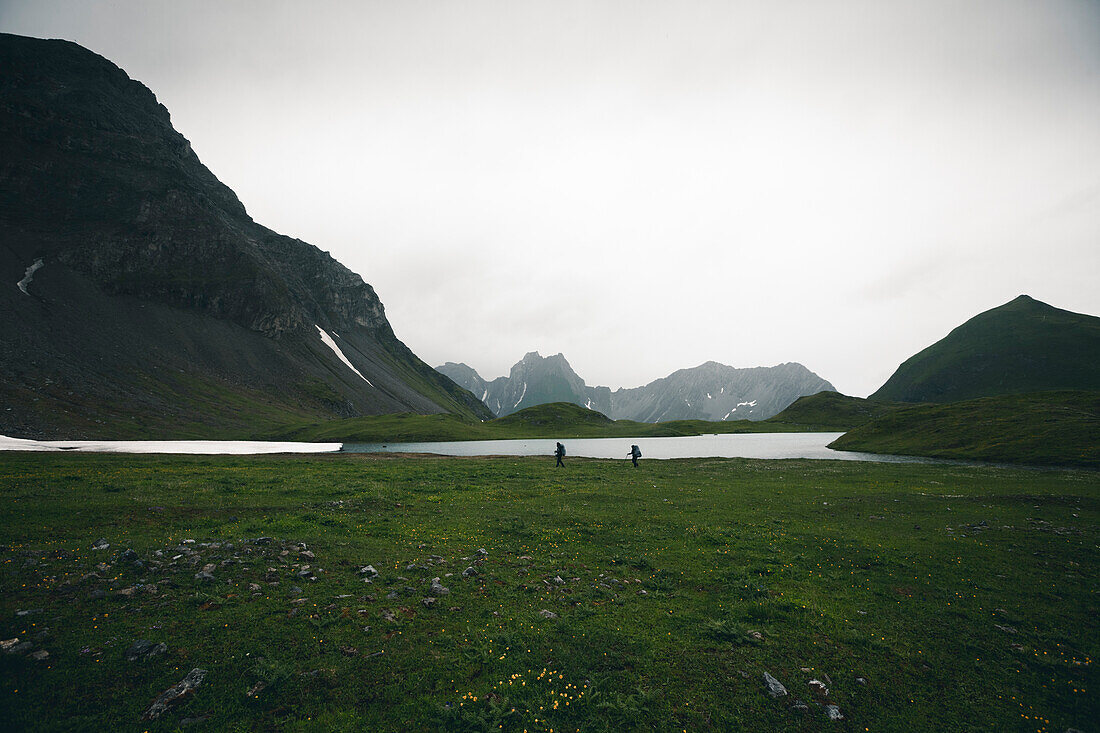 Two climbers walk along the Seewisee, E5, Alpenüberquerung, 2nd stage, Lechtal, Kemptner Hütte  to Memminger Hütte, tyrol, austria, Alps