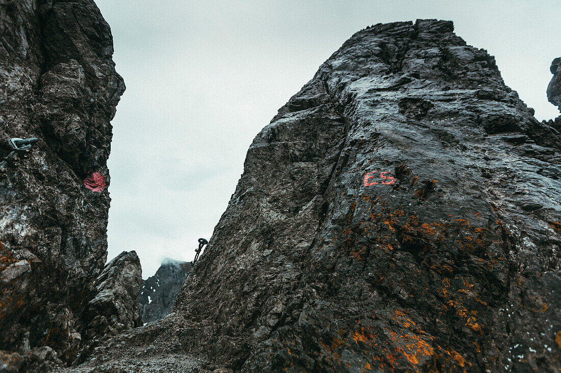 Wegweiser Markierung auf Felsen vom Fernwanderweg E5,Alpenüberquerung, 3. Etappe, Seescharte, Inntal, Tirol, Österreich, Memminger Hütte zur Unterloch Alm