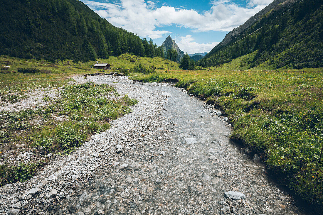 Lochbach mit Alm und Gebirge im Hintergrund,E5, Alpenüberquerung, 3. Etappe, Seescharte, Inntal, Tirol, Österreich, Memminger Hütte zur Unterloch Alm