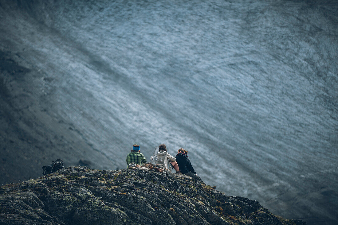 Climbers enjoy views of the Pitztal Glacier, E5, Alpenüberquerung, 4th stage, Skihütte Zams,Pitztal,Lacheralm, Wenns, Gletscherstube, Zams to  Braunschweiger Hütte, tyrol, austria, Alps