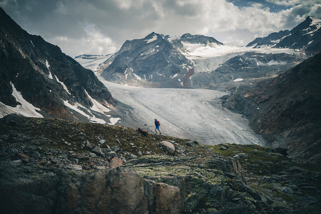 Bergsteigerin beim Aufstieg vor Pitztaler Gletscher, E5, Alpenüberquerung, 4. Etappe, Skihütte Zams, Pitztal, Lacheralm, Wenns, Gletscherstube,  Österreich, Zams zur Braunschweiger Hütte