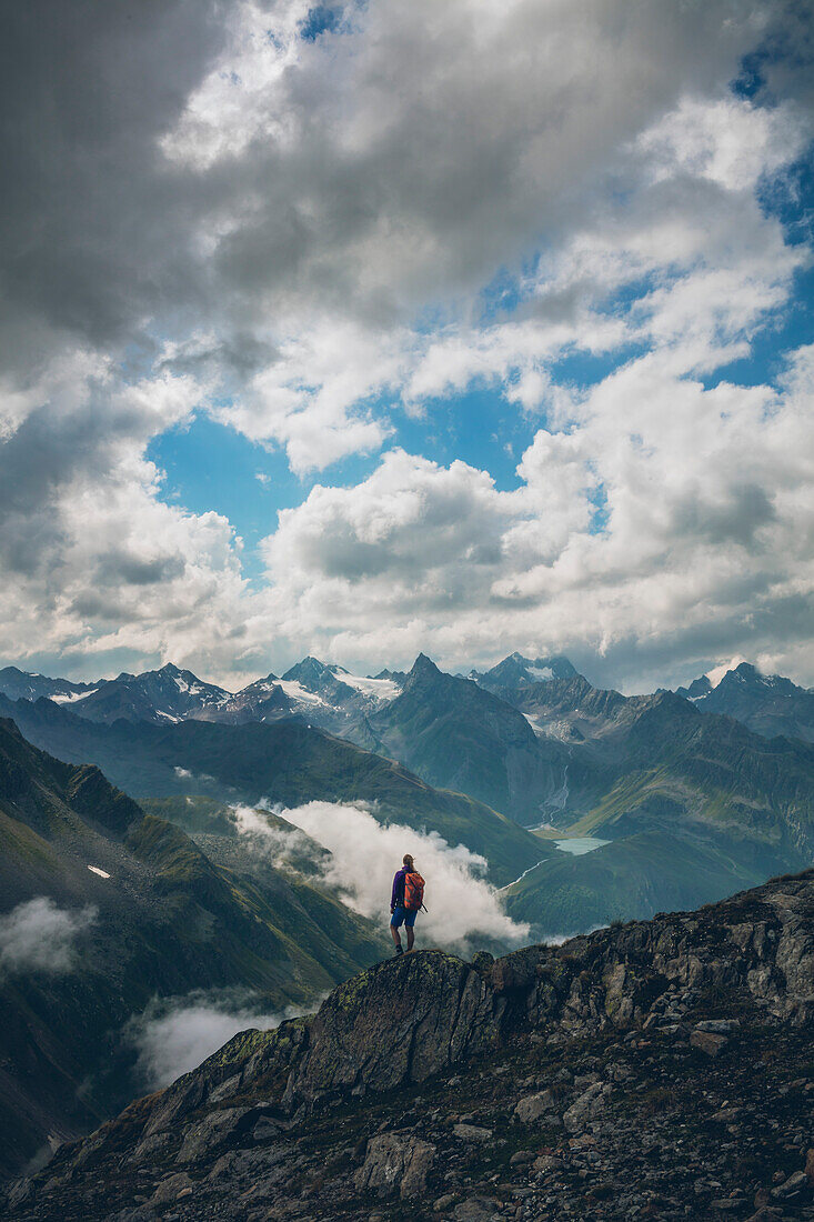 Bergsteigerin genießt Ausblick im Pitztal,E5, Alpenüberquerung, 4. Etappe, Skihütte Zams, Pitztal, Lacheralm, Wenns, Gletscherstube,  Österreich, Zams zur Braunschweiger Hütte